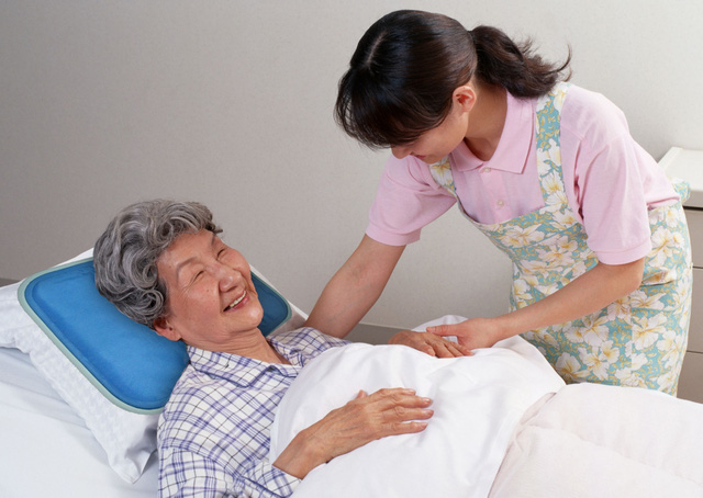 10 lưu ý khi chăm sóc bố mẹ già bị ốm tại nhà - Báo Long An Online