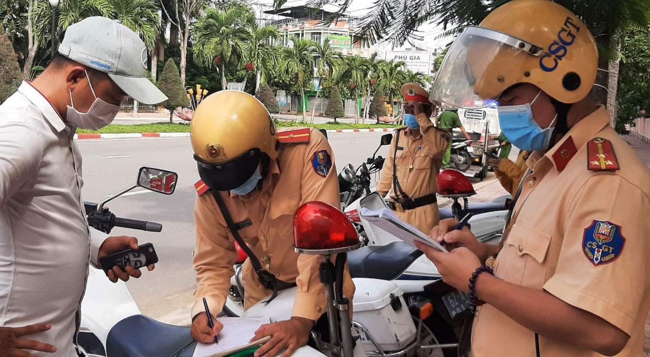 Cảnh sát giao thông kiểm tra, xử phạt trường hợp vi phạm về trật tự, an toàn giao thông