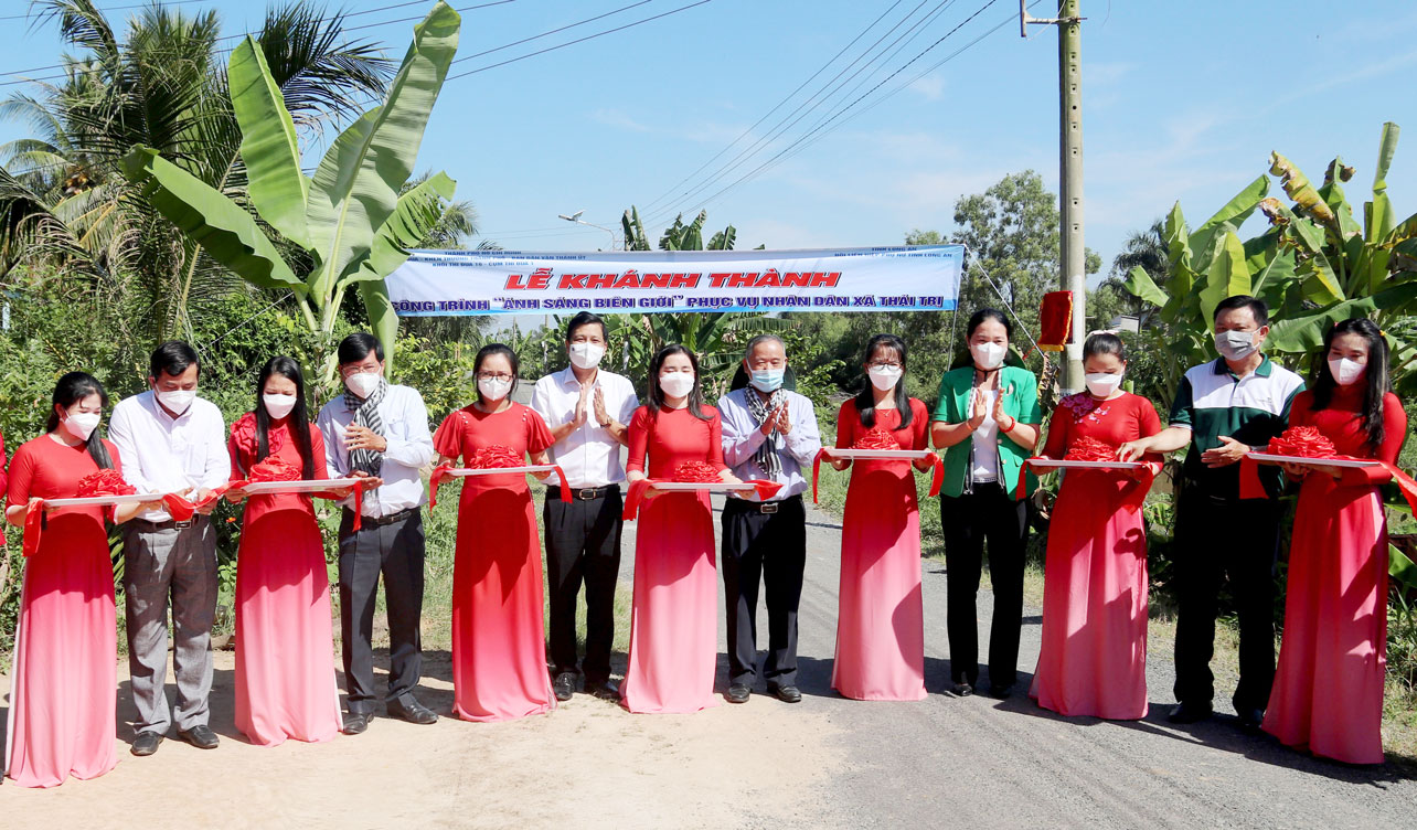 Tuyến đường tại ấp Thái Kỳ, xã Thái Trị được lắp hệ thống đèn chiếu sáng với tổng kinh phí 80 triệu đồng (Trong ảnh: đại biểu cắt băng khánh thành tuyến đường)