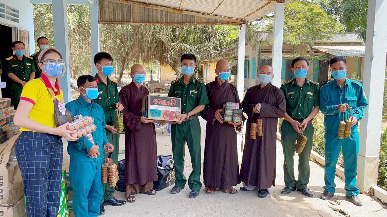 Không lơ là phòng, chống dịch để đón mùa xuân an vui Nhằm động viên, chia sẻ với cán bộ, chiến sĩ biên phòng ngày đêm “căng mình” trực chốt, nhiều đoàn đến thăm, tặng quà