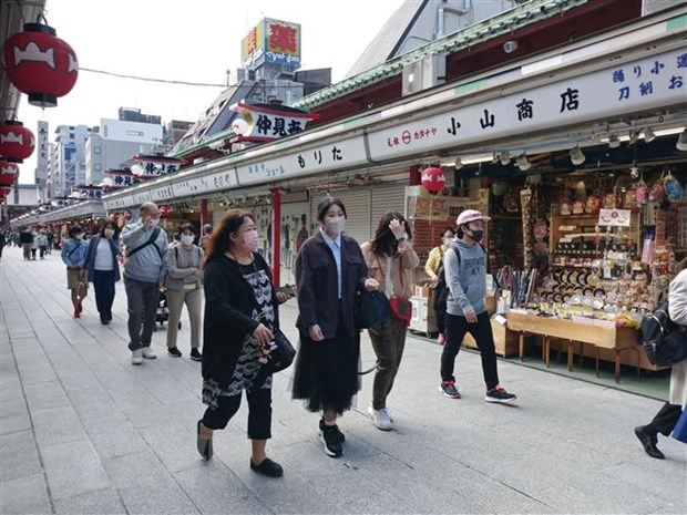 Người dân đeo khẩu trang phòng dịch COVID-19 tại Tokyo, Nhật Bản. (Ảnh: Kyodo/ TTXVN)