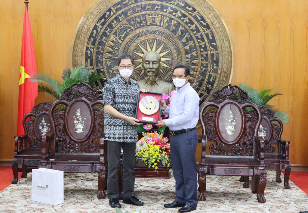 Leaders of Long An province received Japfa Comfeed Co., Ltd Secretary of the Provincial Party Committee, Chairman of the People's Council of Long An province - Nguyen Van Duoc (R) presents gifts to Japfa Comfeed Vietnam Co., Ltd.