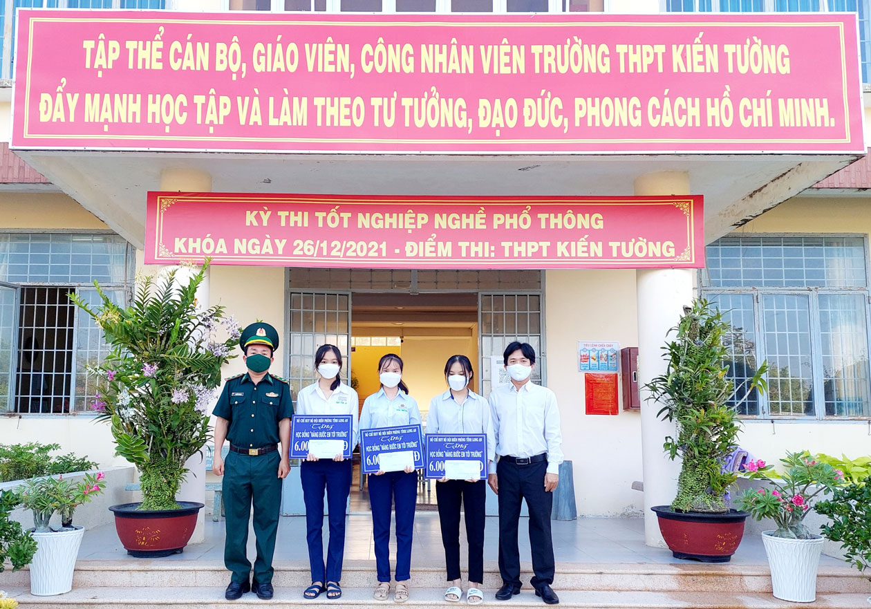 Đồn Biên phòng Cửa khẩu quốc tế Bình Hiệp tổ chức trao học bổng từ Chương trình “Nâng bước em tới trường”