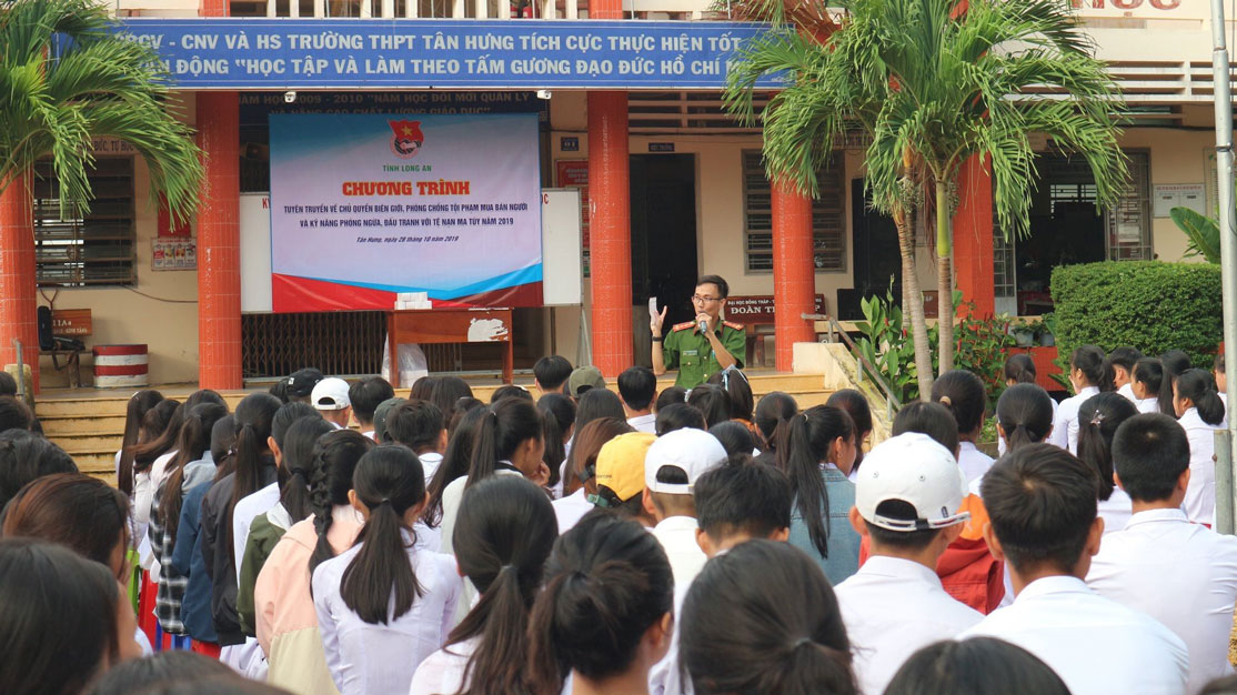 Công an tuyên truyền pháp luật về phòng, chống tác hại của ma túy tại trường học (Ảnh tư liệu)