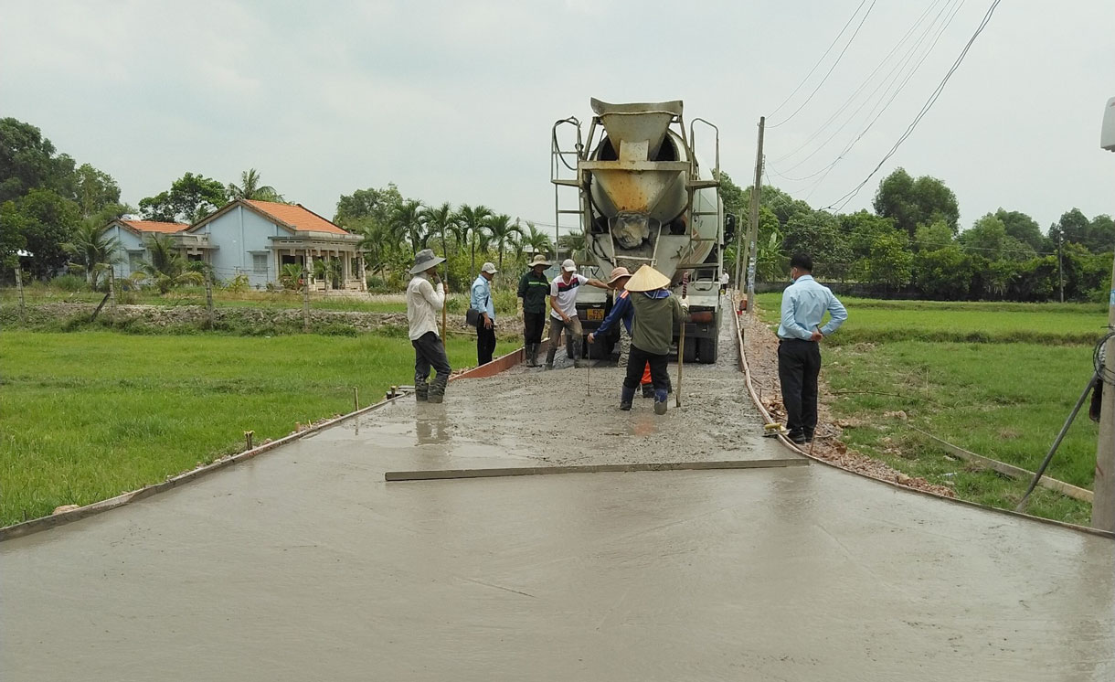 Người dân và mạnh thường quân tích cực hưởng ứng tham gia xây dựng nông thôn mới nâng cao, hiến đất, ngày công, góp tiền,… mở rộng hạ tầng giao thông nông thôn