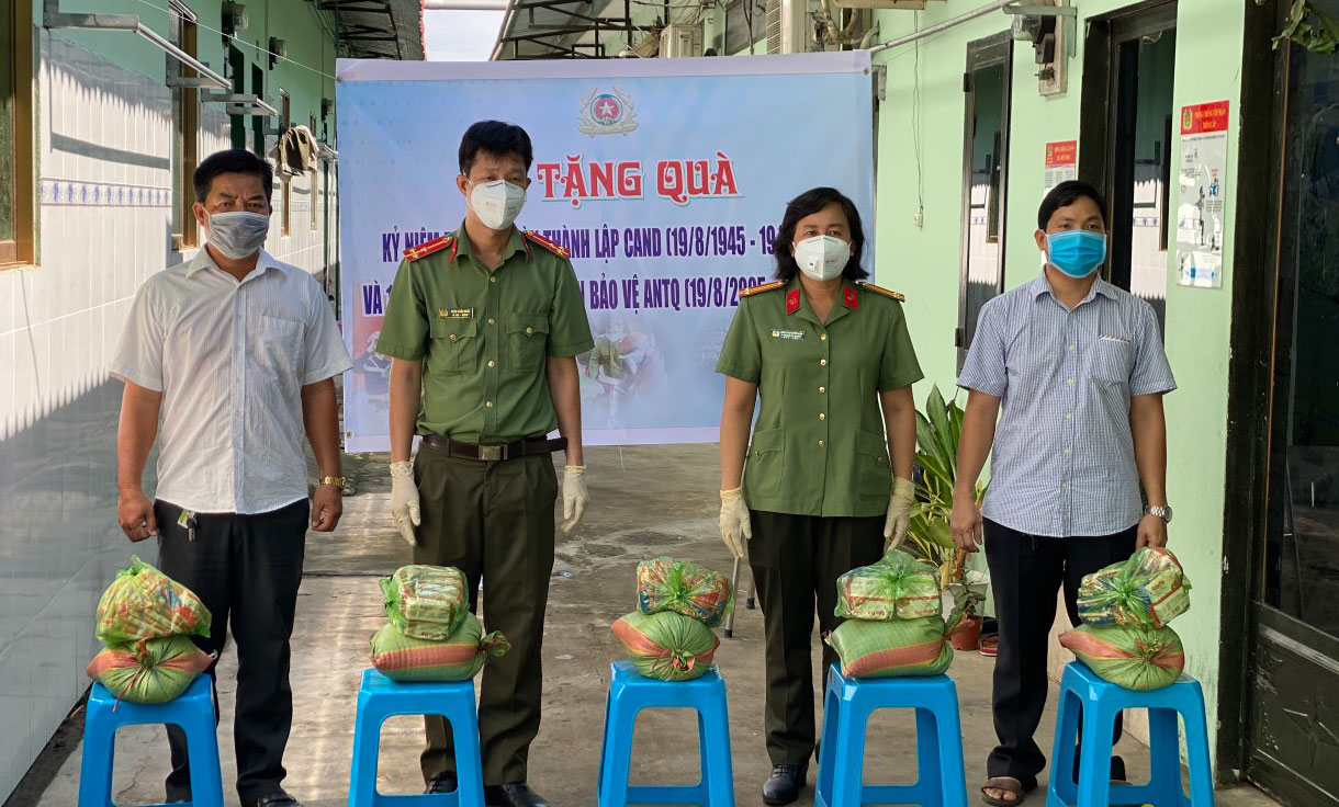 Bến Lức: 'Lá cờ đầu' trong phong trào Toàn dân bảo vệ an ninh Tổ quốc Lực lượng Công an huyện Bến Lức tặng quà cho các khu nhà trọ trên địa bàn huyện