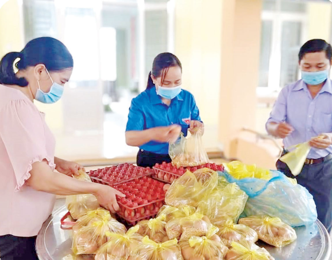 Nghĩa đồng bào trong 'bão Covid-19' Trong “bão Covid-19”, nghĩa đồng bào càng thể hiện rõ qua các hoạt động như hỗ trợ lương thực, nhu yếu phẩm, đi chợ giúp dân,...