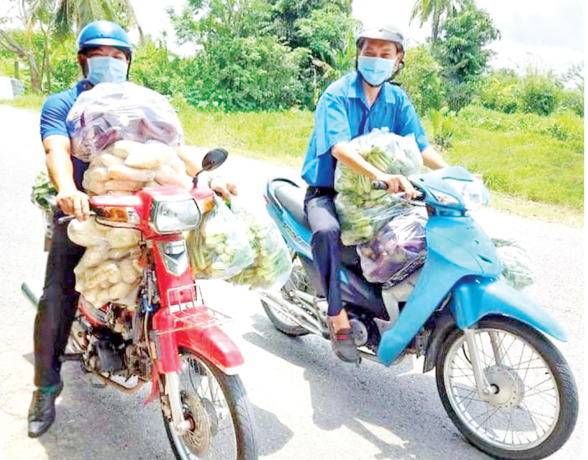 Nghĩa đồng bào trong 'bão Covid-19' Trong “bão Covid-19”, nghĩa đồng bào càng thể hiện rõ qua các hoạt động như hỗ trợ lương thực, nhu yếu phẩm, đi chợ giúp dân,...