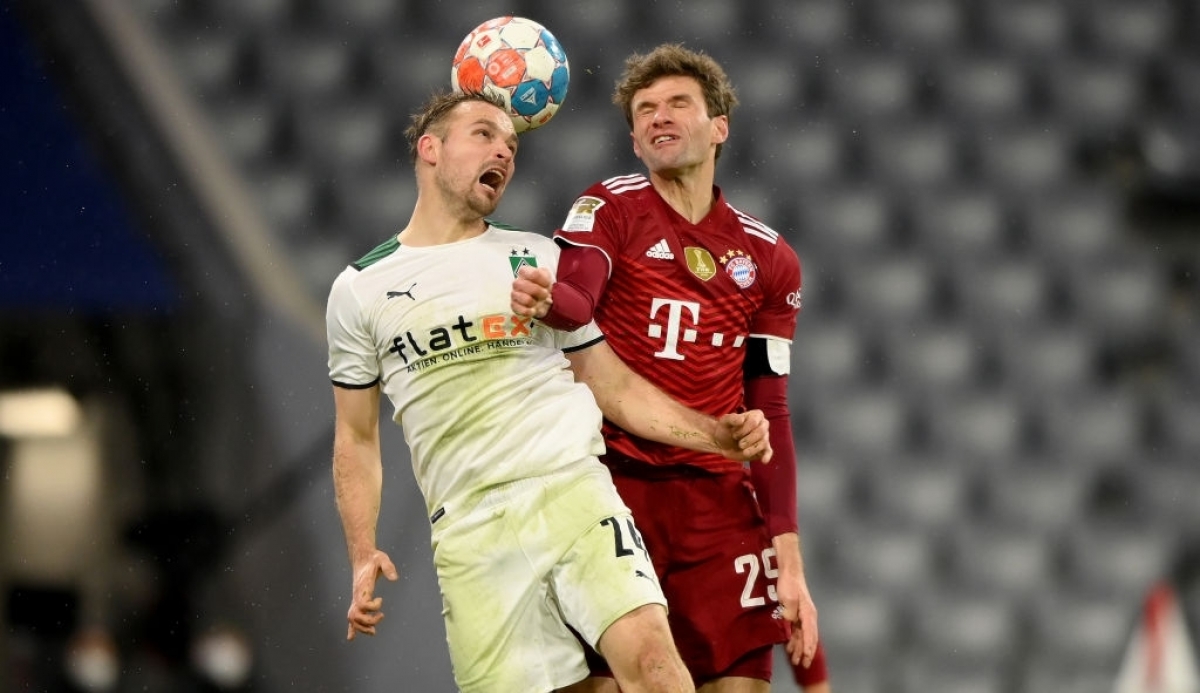 Bayern (áo đỏ) gặp rất nhiều khó khăn trước Gladbach (Ảnh: Getty).