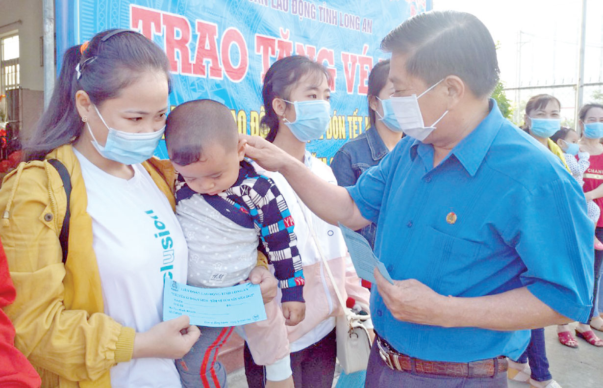 Chủ tịch Liên đoàn Lao động tỉnh - Nguyễn Văn Quí tặng vé xe cho đoàn viên, người lao động về quê dịp tết