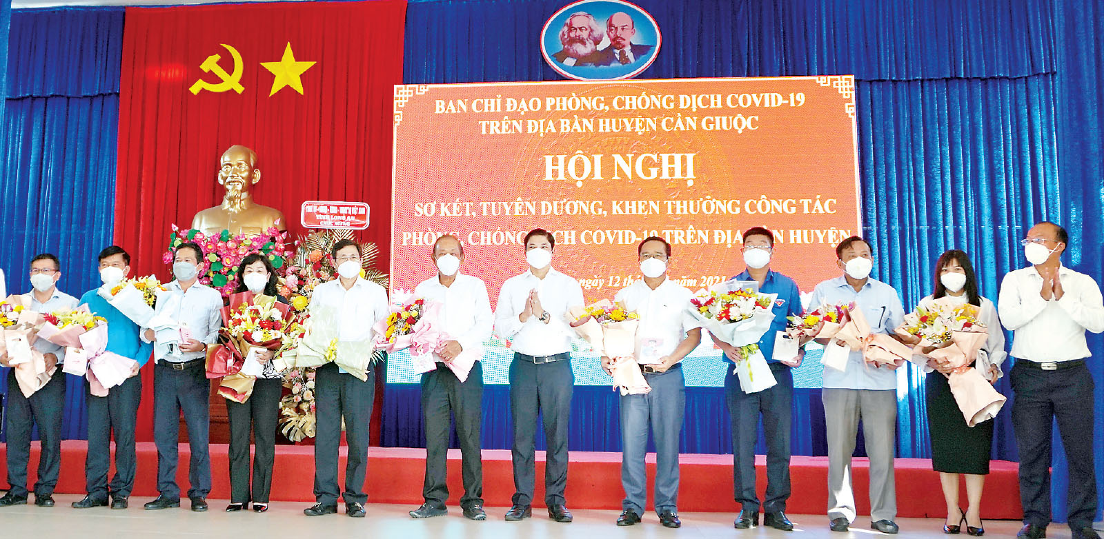 Lãnh đạo huyện Cần Giuộc tri ân nguyên Phó Thủ tướng Thường trực Chính phủ - Trương Hòa Bình cùng các đồng chí lãnh đạo tỉnh, quý cơ quan đã hỗ trợ huyện trong phòng, chống dịch