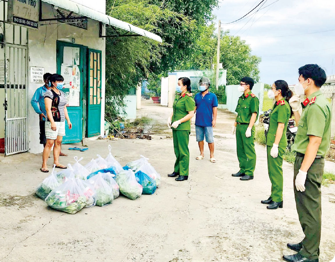 Lực lượng Công an các địa phương phối hợp chủ nhà trọ vận động mạnh thường quân trao những phần quà nghĩa tình nhằm chia sẻ khó khăn với người ở trọ