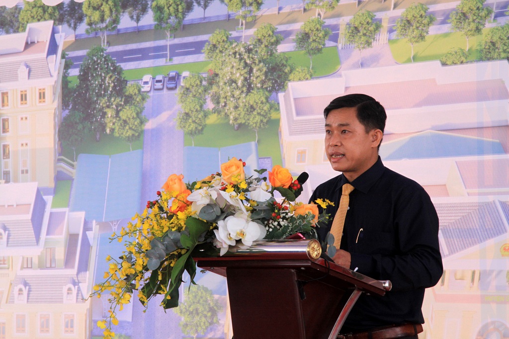 Headquarters of Thu Thua District Party Committee - People's Council - People's Committee inaugurated to construct Chairman of Thu Thua District People's Committee – Dinh Van Sau speaks at the ceremony