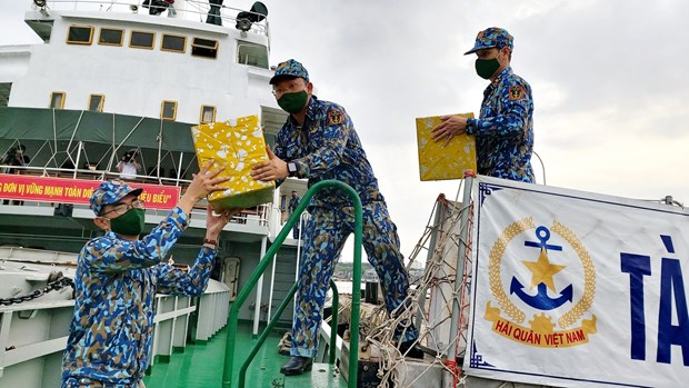 Delegations sent to offer Tet greetings to soldiers at DK1 platforms Soldiers load goods onto a vessel to prepare for the trips to the DK1 platforms on January 8 (Photo: VNA)