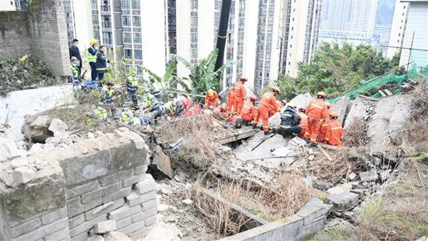 Lực lượng cứu hộ tìm kiếm nạn nhân tại hiện trường vụ nổ ở căng tin văn phòng chính quyền quận Vũ Long, phía Tây Nam thành phố Trùng Khánh (Trung Quốc), ngày 7/1/2022. (Ảnh: THX/TTXVN)