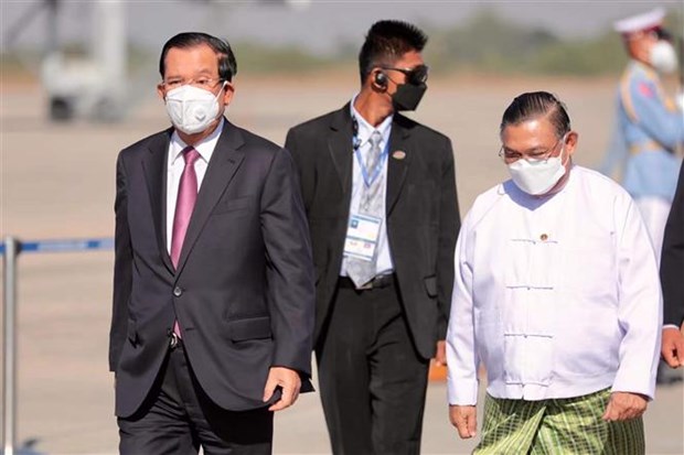 Thủ tướng Campuchia Samdech Techo Hun Sen (trái) tới thủ đô Nay Pyi Taw trong chuyến thăm Myanmar, ngày 7/1.( Ảnh: THX/TTXVN)