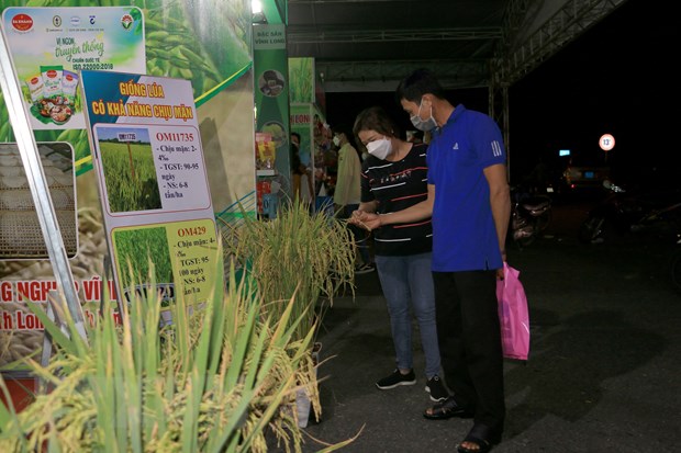 Người dân tham quan hội chợ, triển lãm trong khuôn khổ Festival Lúa gạo Việt Nam lần thứ 5. (Ảnh: Lê Thúy Hằng/TTXVN)
