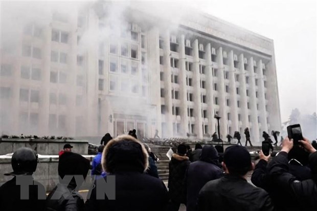 Người biểu tình quá khích tấn công tòa thị chính thành phố Almaty, Kazakhstan ngày 5/1/2022. (Ảnh: AFP/TTXVN)