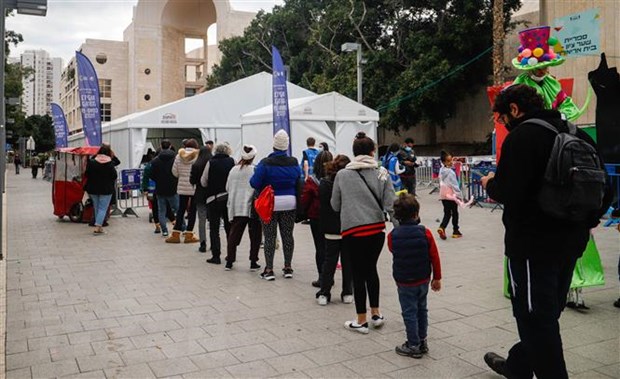 Người dân xếp hàng dài chờ xét nghiệm tại một trạm lưu động ở Tel Aviv. (Ảnh: Vũ Hội/TTXVN)