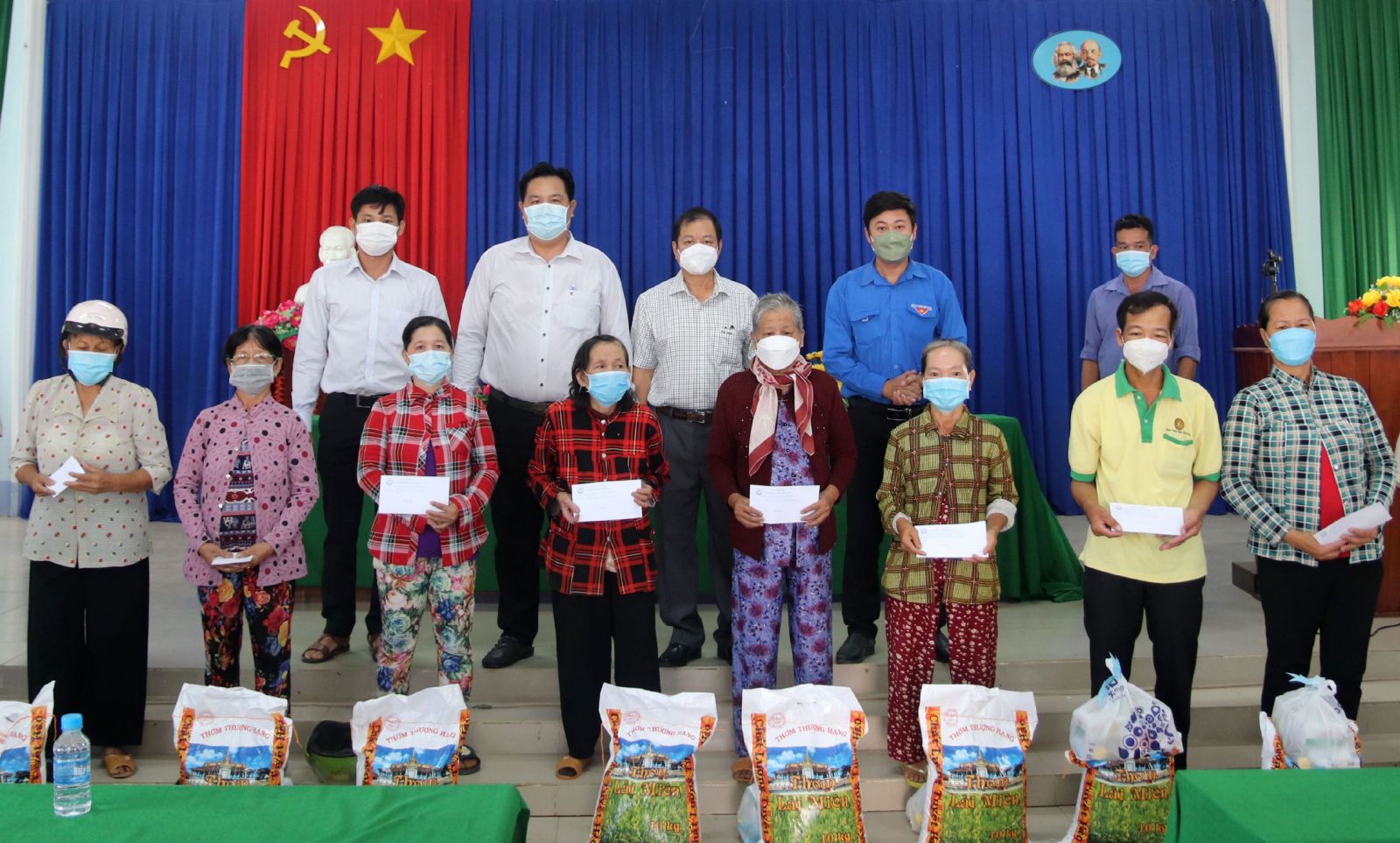 Tặng quà tết cho hộ nghèo tại huyện Tân Trụ