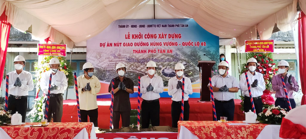 Delegates perform the groundbreaking ceremony of Hung Vuong - NH 62 intersection