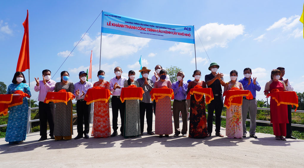 Delegates perform the inauguration ceremony of rural traffic bridges (Photo: Be Ngoan-Phu Vinh)