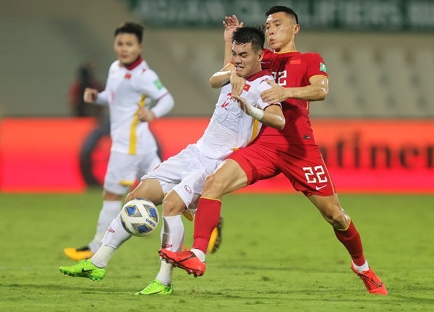 Players of Vietnam (in white) and China in their previous match in the 2022 FIFA World Cup Asian qualifiers (Photo: Getty Images)