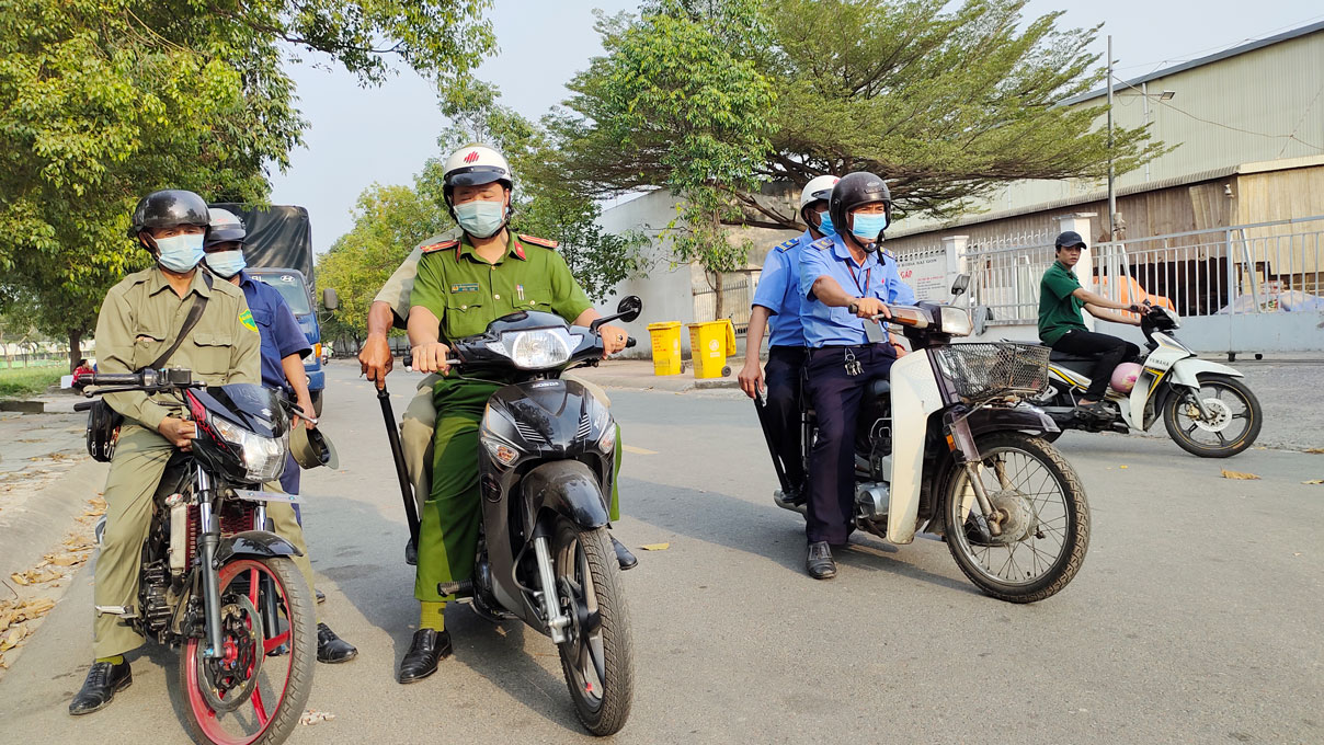 Công an khu vực, dân phòng và bảo vệ tuần tra trên đường nội bộ Khu công nghiệp Thuận Đạo, huyện Bến Lức
