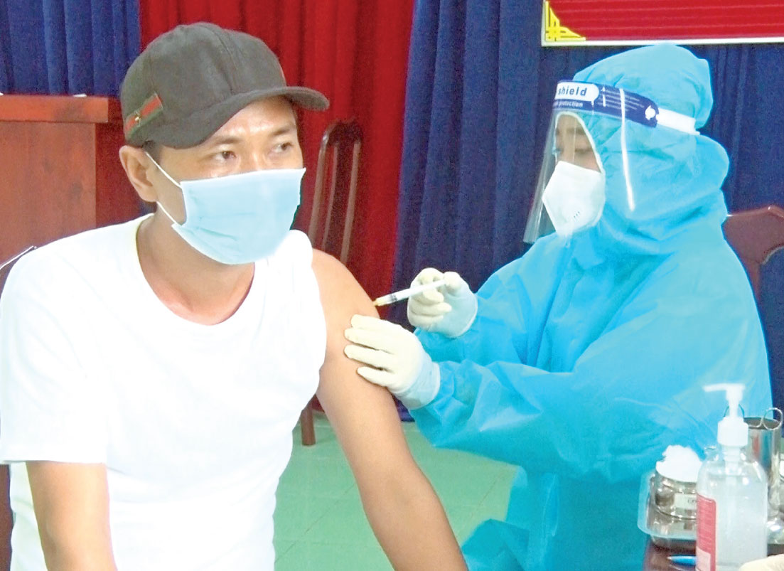 Tiêm vắc-xin phòng Covid-19 cho người dân trên địa bàn