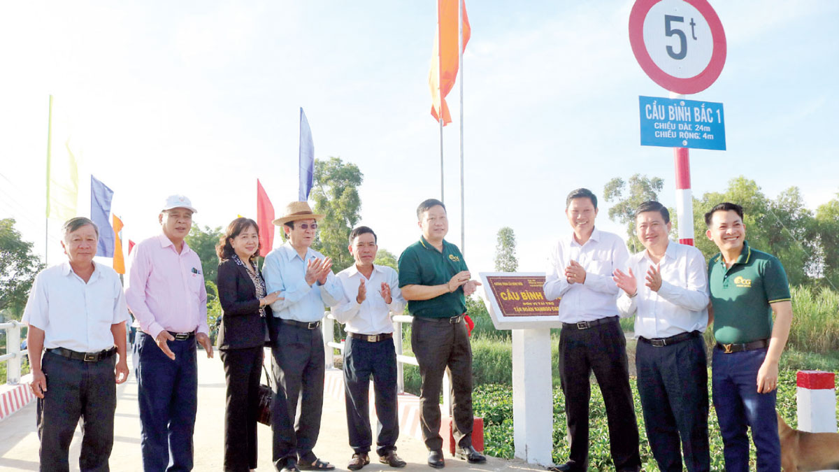 Mộc Hóa đầu tư giao thông, tạo sức bật phát triển KT-XH Với sự hỗ trợ của nguyên Chủ tịch nước - Trương Tấn Sang, nhiều công trình cầu nông thôn trên địa bàn huyện được xây dựng kiên cố, tạo thuận lợi cho người dân đi lại, vận chuyển hàng hóa (Ảnh tư liệu)