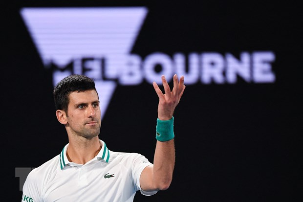 Tay vợt Novak Djokovic thi đấu trong trận chung kết đơn nam giải Australia mở rộng tại thành phố Melbourne, ngày 21/2/2021. (Ảnh: AFP/TTXVN)