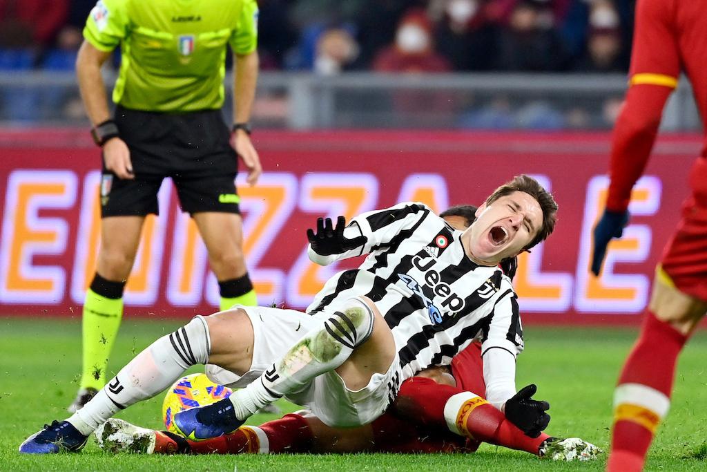 Federico Chiesa bị chấn thương dây chằng đầu gối trái trong chiến thắng kịch tính trước AS Roma. Ảnh AFP