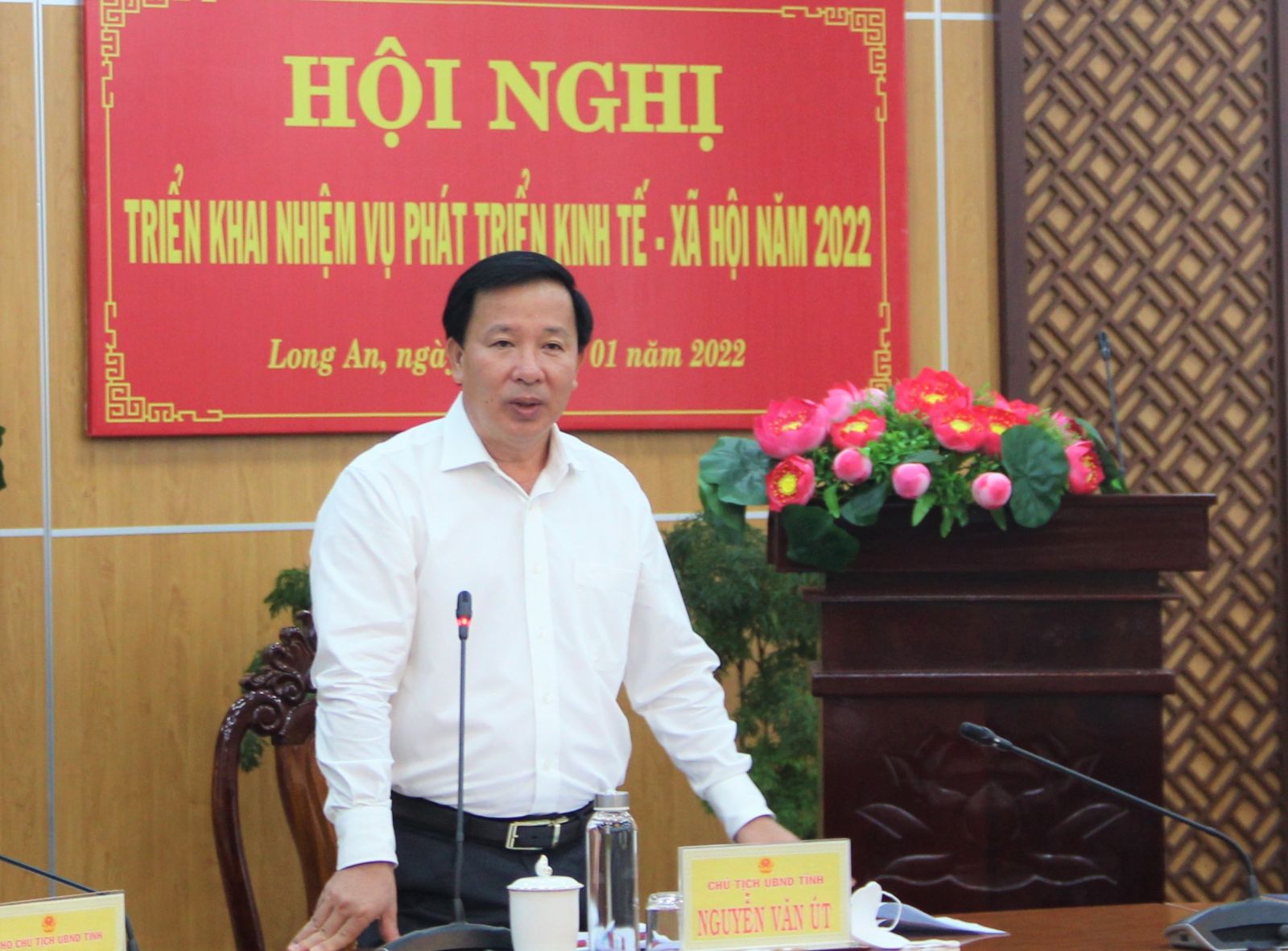Long An: Highest goals and tasks of socio-economic development, national defense and security strived to achieve right from beginning of year Chairman of the Provincial People's Committee - Nguyen Van Ut delivers a speech to direct the conference