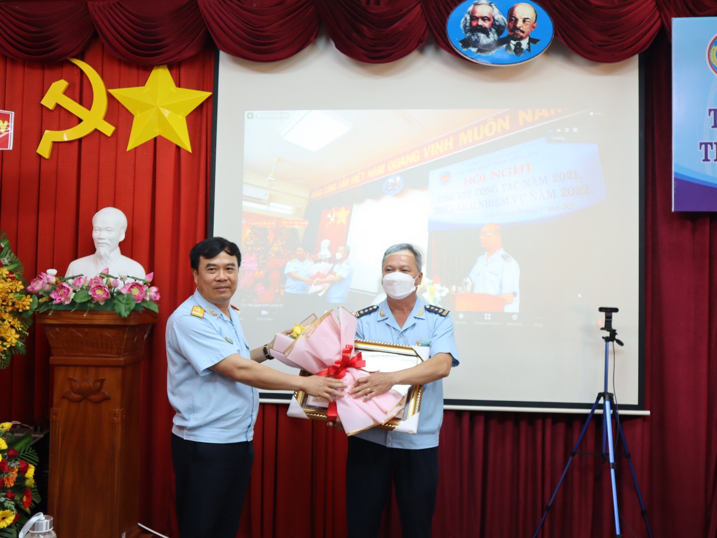 Deputy Director General of the General Customs Department - Nguyen Van Tho (L) awards the Third Class Labor Medal to the Director of Ben Luc Customs Branch - Nguyen Phu Cuong