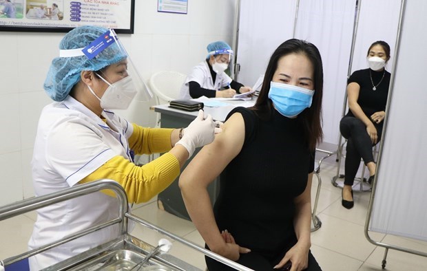 PM urges faster COVID-19 vaccination, stronger anti-pandemic measures A woman gets vaccinated against COVID-19 (Photo: VNA)
