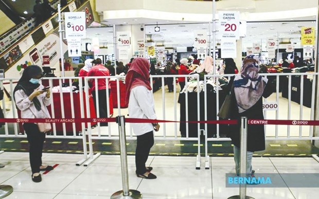 People in Malaysia line up before entering a shopping mall. (Photo: Bernama)