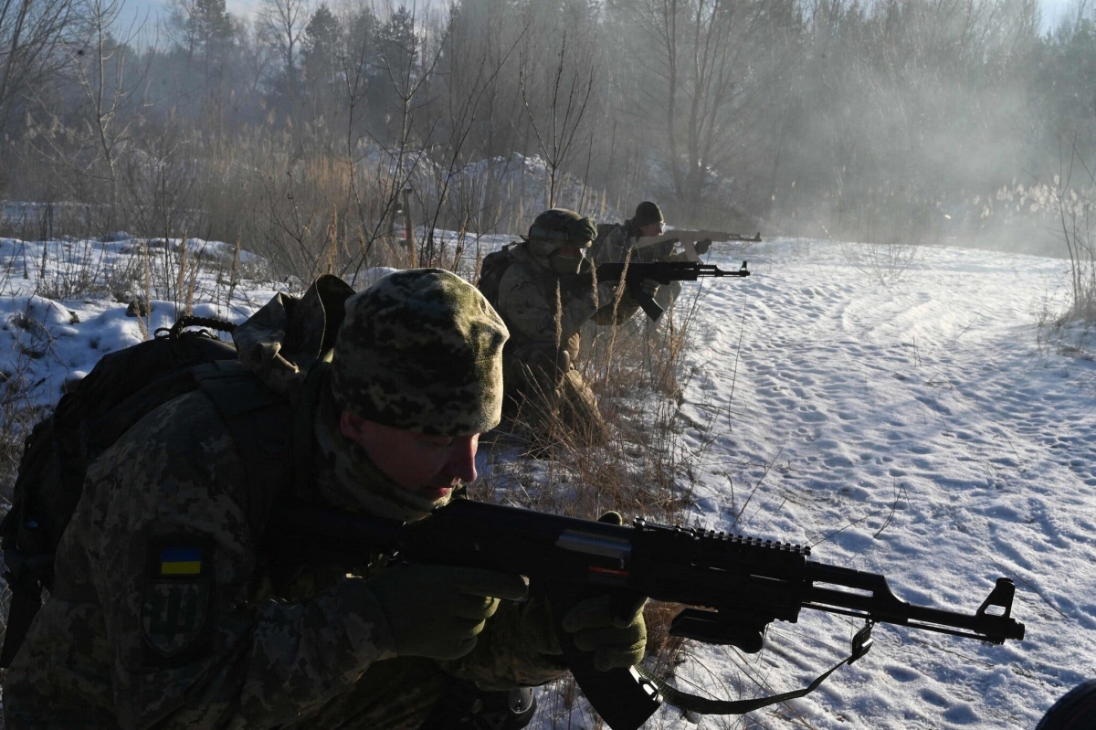Quân đội Ukraine tham gia tập trận gần Kiev tháng 12/2021. Ảnh: Getty