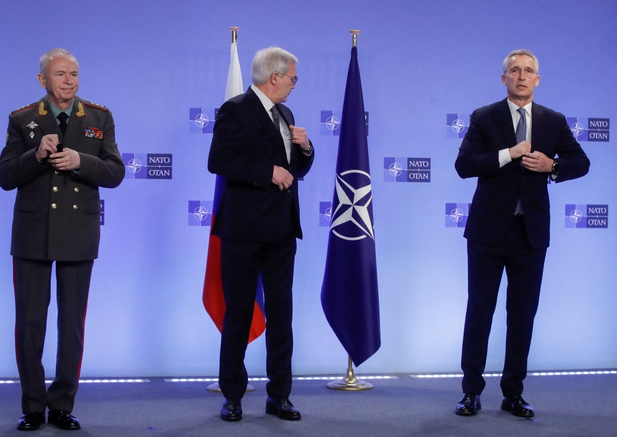 Từ trái qua phải: Thứ trưởng Quốc phòng Nga Aleksandr V. Fomin, Thứ trưởng Ngoại giao Nga Aleksandr V. Grushko và Tổng thư ký NATO Jens Stoltenberg trong cuộc họp tại Brussels ngày 12/1. Ảnh: New York Times
