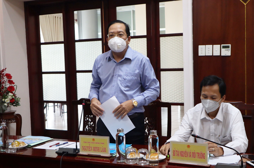 Vice Chairman of Long An People's Committee - Nguyen Minh Lam reports problems in planning work