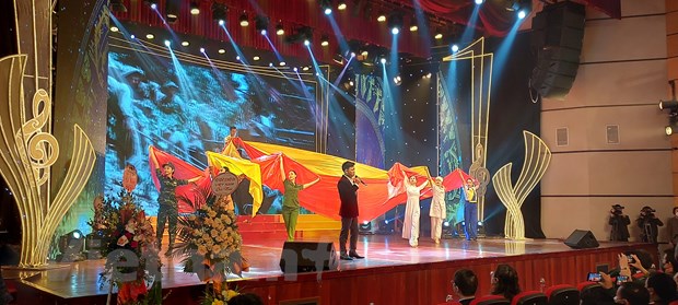 Ca sỹ Vũ Thắng Lợi thể hiện ca khúc 'Tháng năm rực rỡ' (tác phẩm giành giải A). (Ảnh: Minh Thu/Vietnam+)