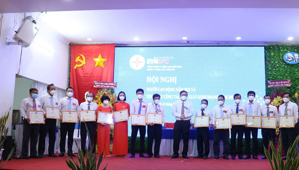 28 collectives receive the certificates of merit from the Southern Power Corporation for their good achievements in performing their tasks