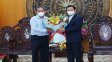 Đoàn công tác NGND, PGS.TS Hồ Thanh Phong trao tặng vật tư y tế cho Long An