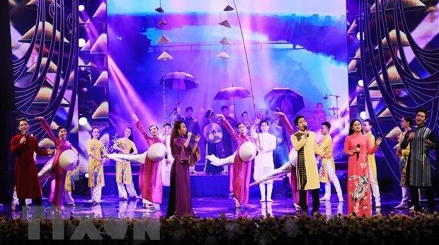 Greater efforts to be made to foster connections with Vietnamese community abroad: Deputy FM A performance at Xuan Que Huong progamme in 2021 (Photo: VNA)