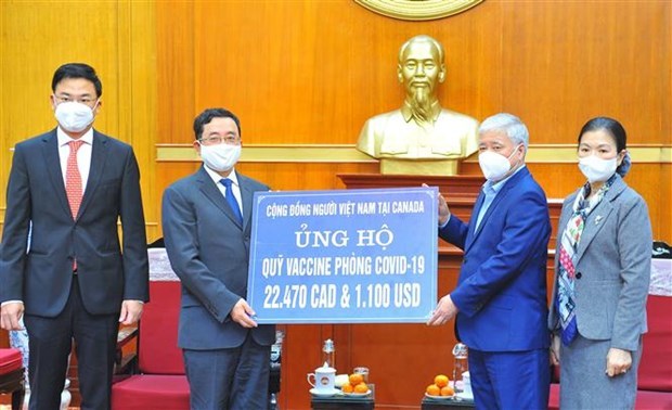 Greater efforts to be made to foster connections with Vietnamese community abroad: Deputy FM Overseas Vietnamese in Canada donates cash to COVID-19 fight at home (Photo: VNA)