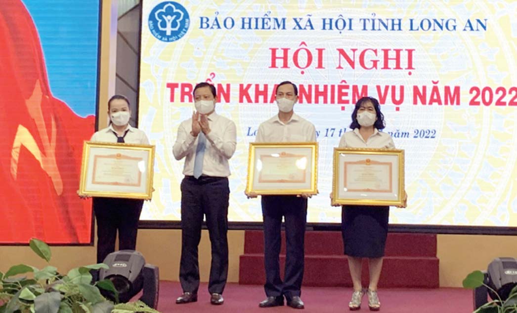 Phó Chủ tịch UBND tỉnh - Phạm Tấn Hòa trao bằng khen của Thủ tướng Chính phủ cho 3 tập thể, cá nhân