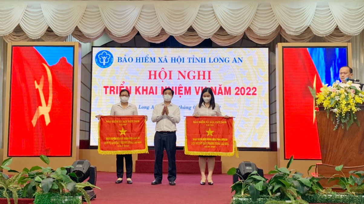 Giám đốc BHXH tỉnh - Trần Sơn trao cờ thi đua của BHXH Việt Nam cho các đơn vị xuất sắc