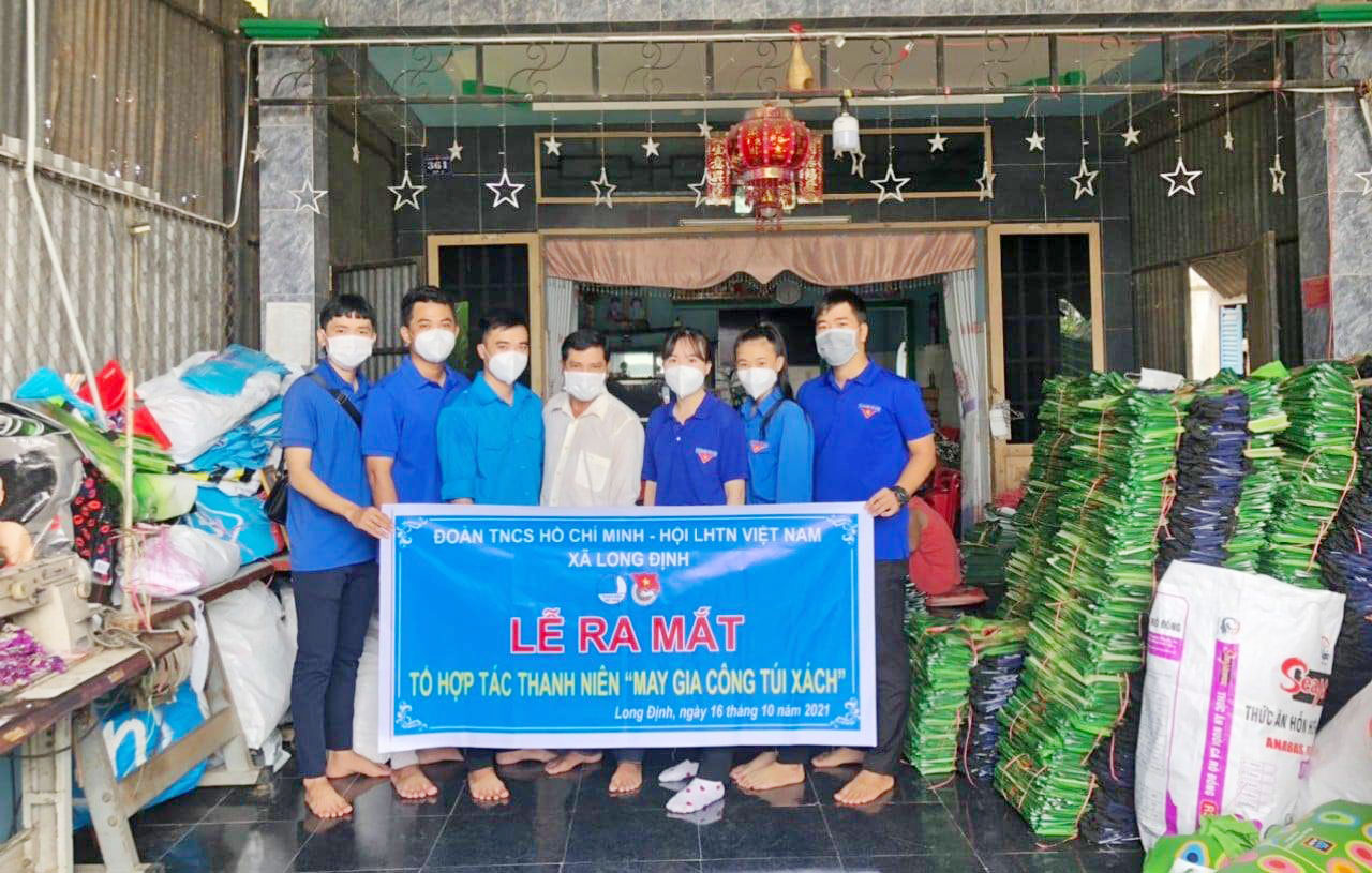Tổ hợp tác May gia công túi xách xã Long Định có 7 thành viên, lợi nhuận 70 triệu đồng/năm (Ảnh tư liệu)