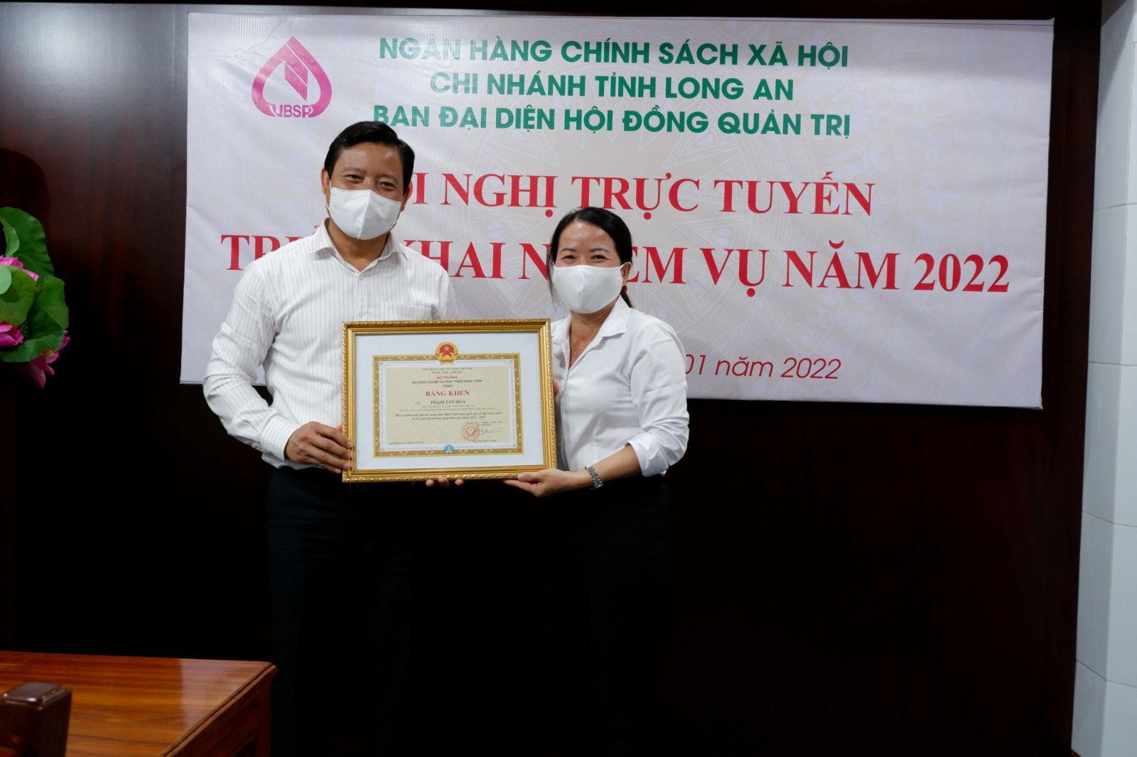 Vice Chairman of the Provincial People's Committee - Pham Tan Hoa receives the certificate of merit from the Ministry of Agriculture and Rural Development