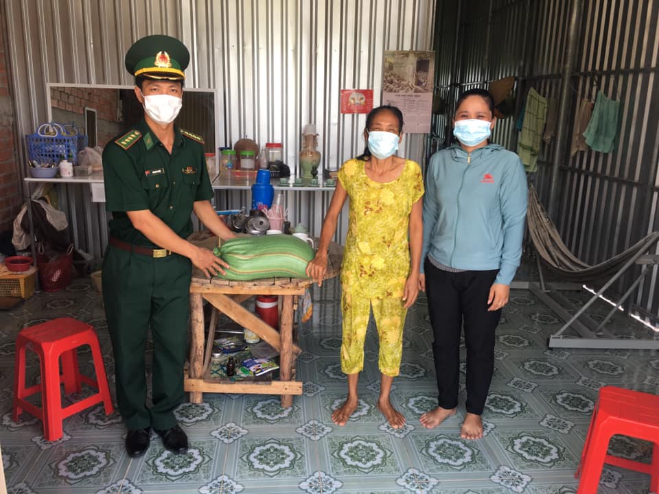 Đồn Biên phòng Cửa khẩu Quốc tế Bình Hiệp phối hợp địa phương hỗ trợ 15kg gạo/tháng/hộ cho hộ nghèo từ mô hình Hũ gạo tình thương