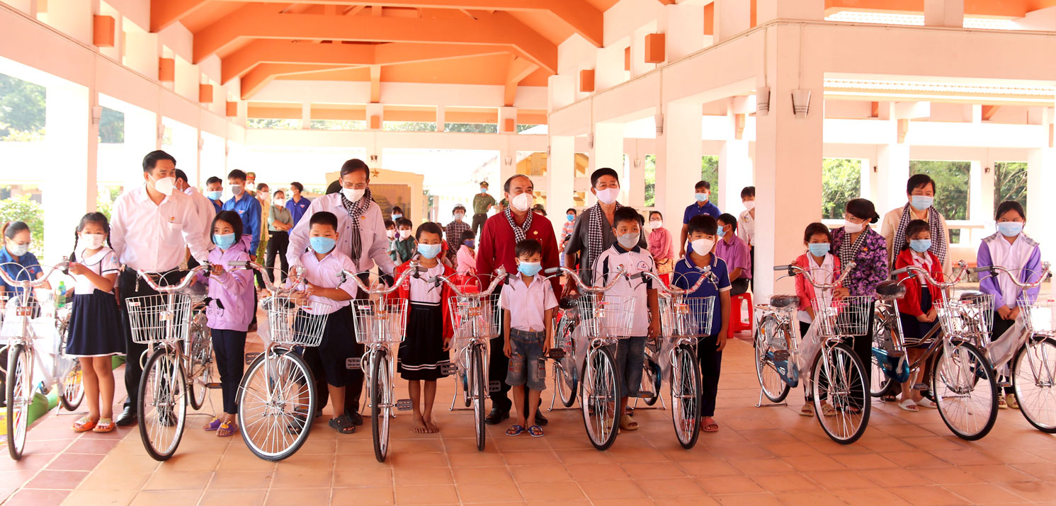 Chủ tịch UBMTTQ Việt Nam tỉnh - Trương Văn Nọ (thứ 3, từ trái qua) tặng xe đạp cho học sinh có hoàn cảnh khó khăn